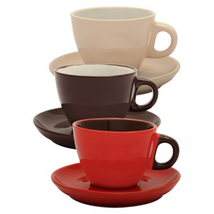 Färger för många färger Hållbar kaffekopp och fat av porslin